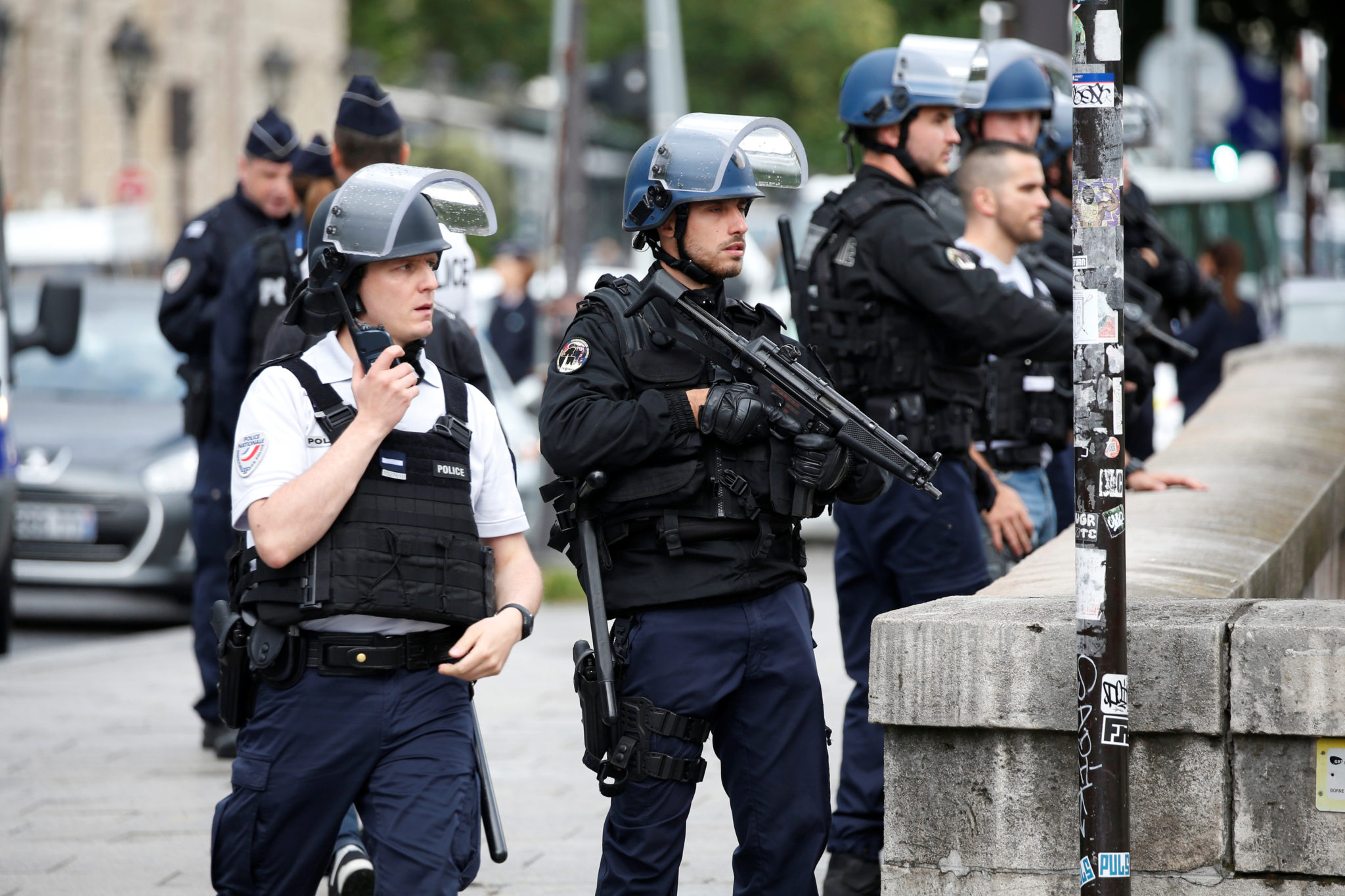 Парижская полиция. Франция полиция Gendarmerie. Полицейский Франции. Полиция Парижа. Национальная полиция Франции.