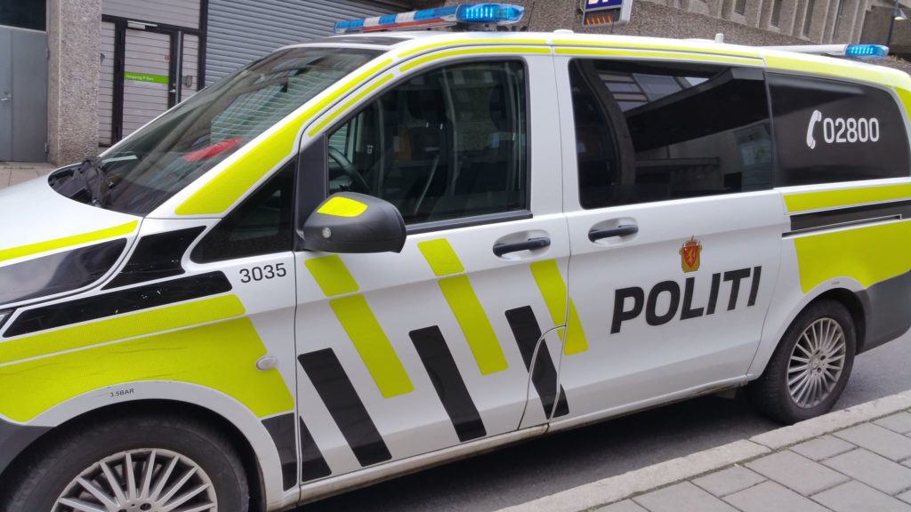 Mann Truet Trikkeforer Med Kniv I Oslo Skutt Av Politiet Document