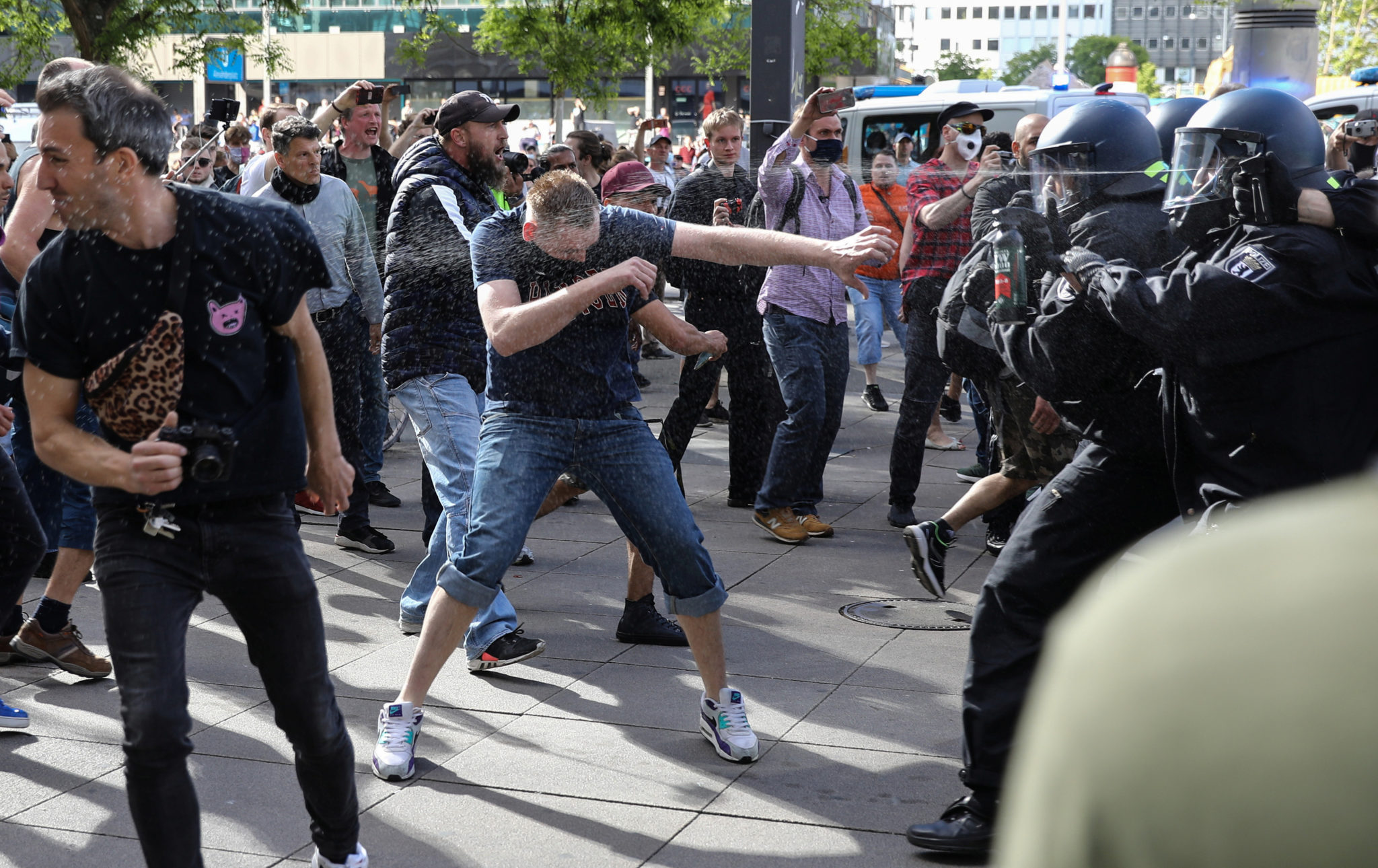 разгон митинга во франции