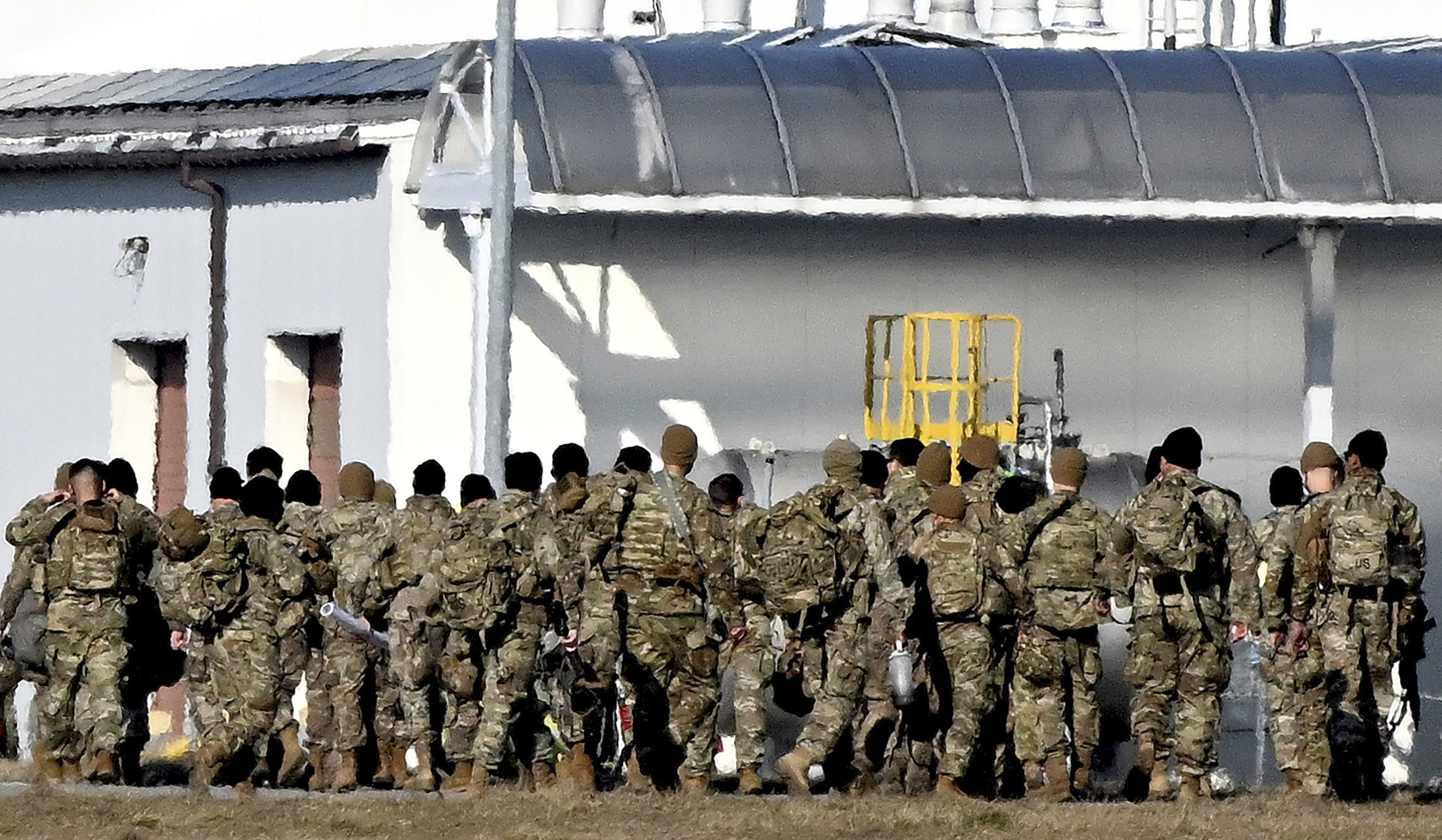 С военно временного. Военный лагерь НАТО. Войска информационных операций одежда. Rzeszow Jasionka Airport Military.